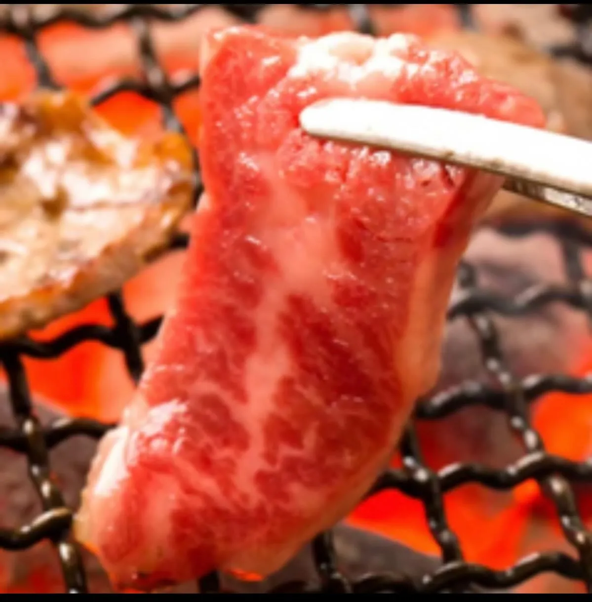 炭火でじっくり焼き上げた、絶品の上カルビ。